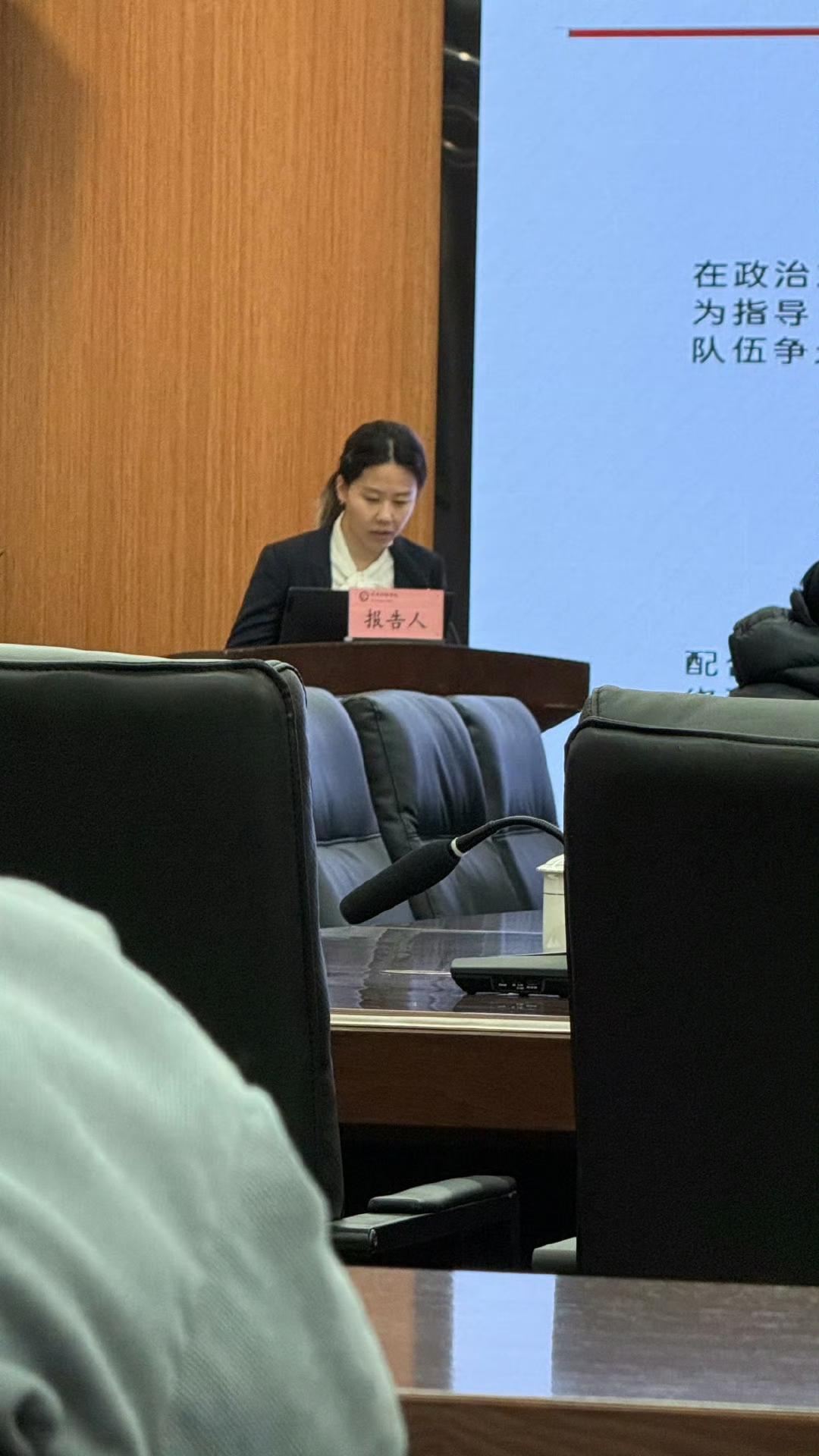 陈幸同现身成都体育学院做博士论文开题报告了！昨天，同同一身西装站在了大学的讲台