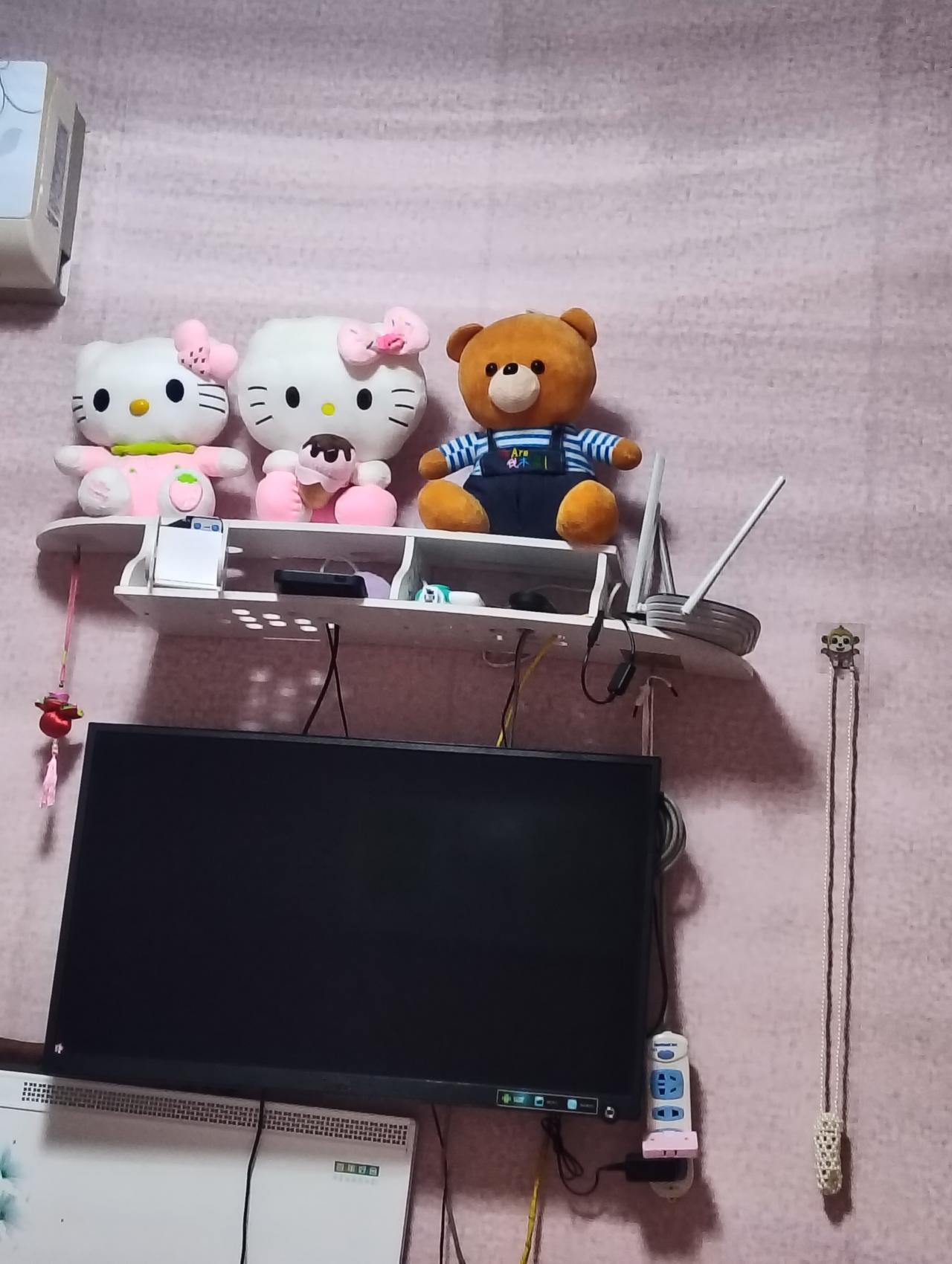 看到这张居家的照片，瞬间就觉得温馨感拉满了！粉粉的墙面搭配HelloKitty