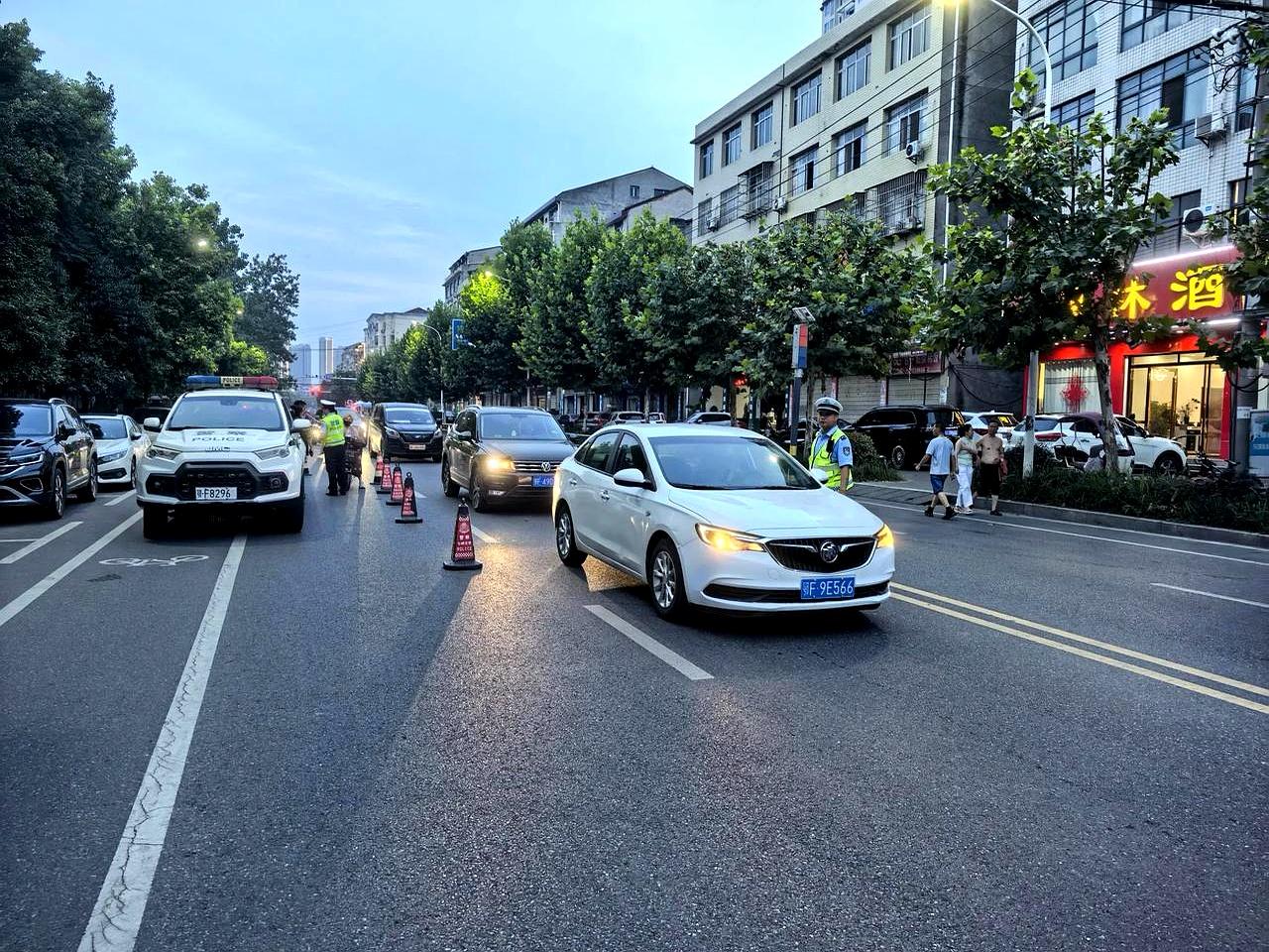夜里路口风一阵阵，查酒驾的交警摆着锥桶和警灯。中午喝了2两70度的高度白酒，心
