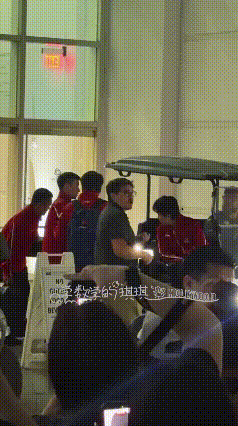 楚钦和教练团队们搭乘摆渡车回酒店，孙逊本来想挤个位置，没想到牛牛和体能都没察觉，