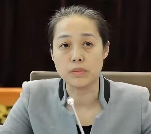 这剧情简直比电视剧还抓马！张晓兰本来有安稳的体制内工作，却为了关彦斌放弃一切，陪