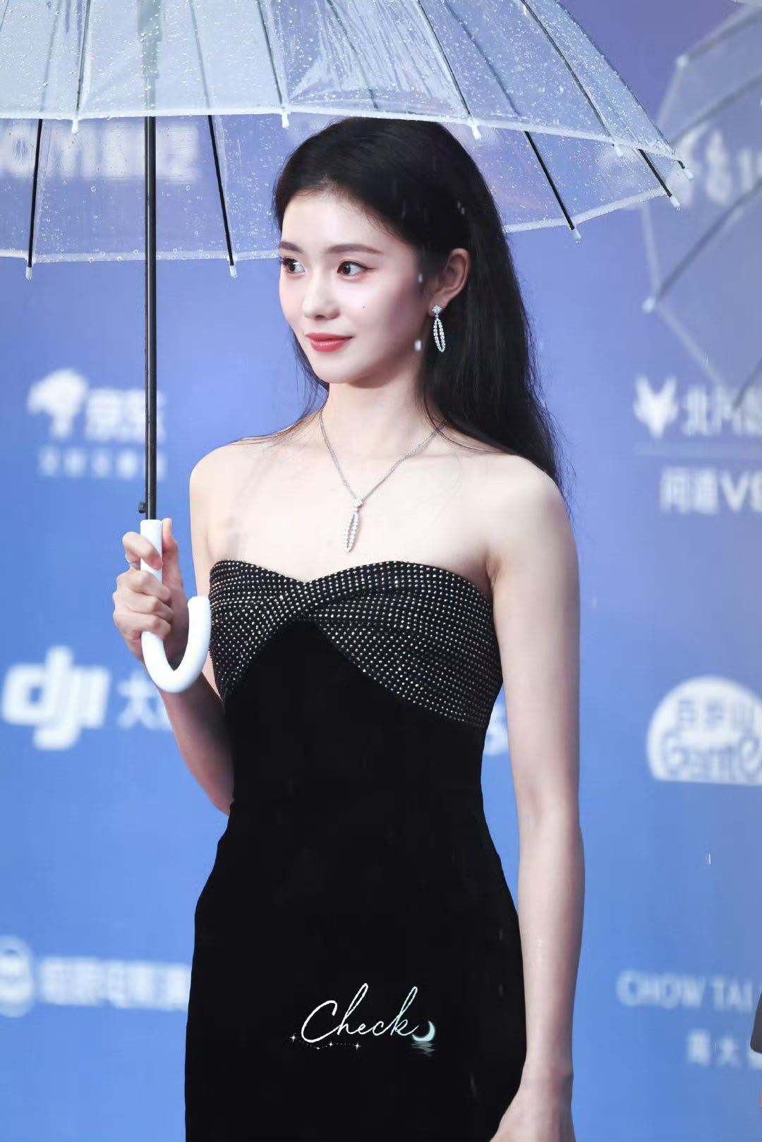 刘浩存好美刘浩存的美带着一种自然的灵气，眉眼间藏着清澈，笑容里透着纯粹，不刻