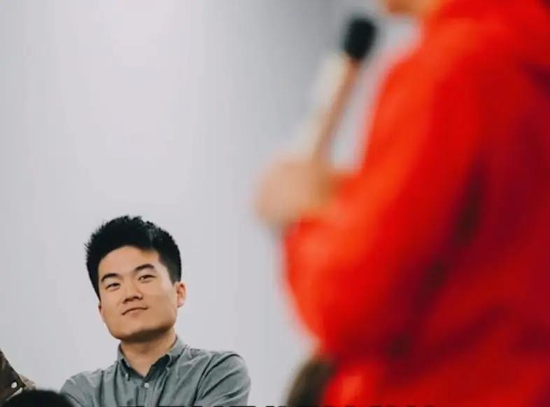 现在是董宇辉激流勇退的最好时机。他只要在，永远被人用放大镜关注着。他应该彻底转成