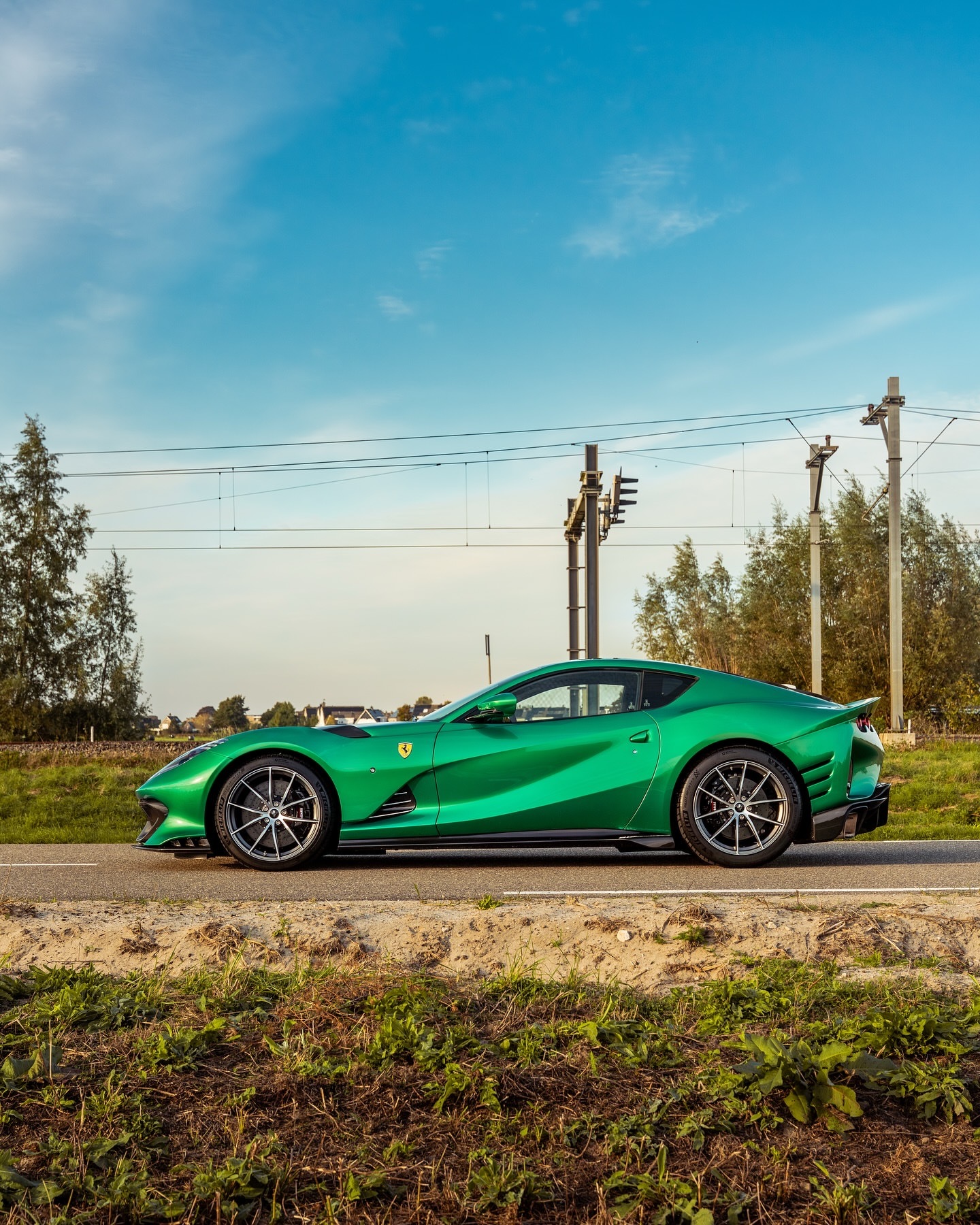 法拉利812Competizione涂装了罕见的VerdeJewel色。除