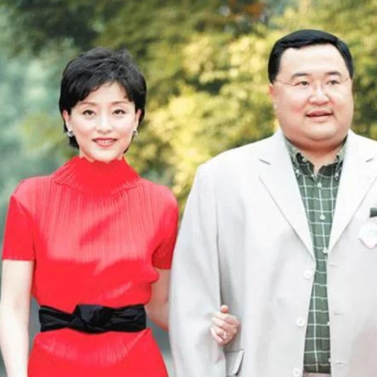 1994年，26岁的杨澜坚决和在银行上班的丈夫张一兵离婚，一转身就嫁给了身价10