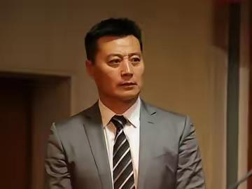 任程伟说，大一那年，我们都才19岁，黄蕾可是我们上戏，光芒四射的校花，还是科班出