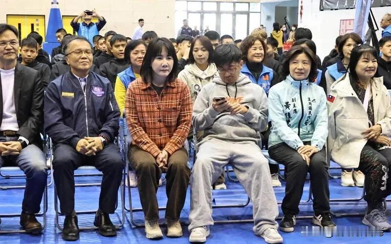 蓝营彰化陷谢家姐弟相争！谢衣凤、谢典霖同台全程无交流姐弟不同心恐影响蓝营彰化市