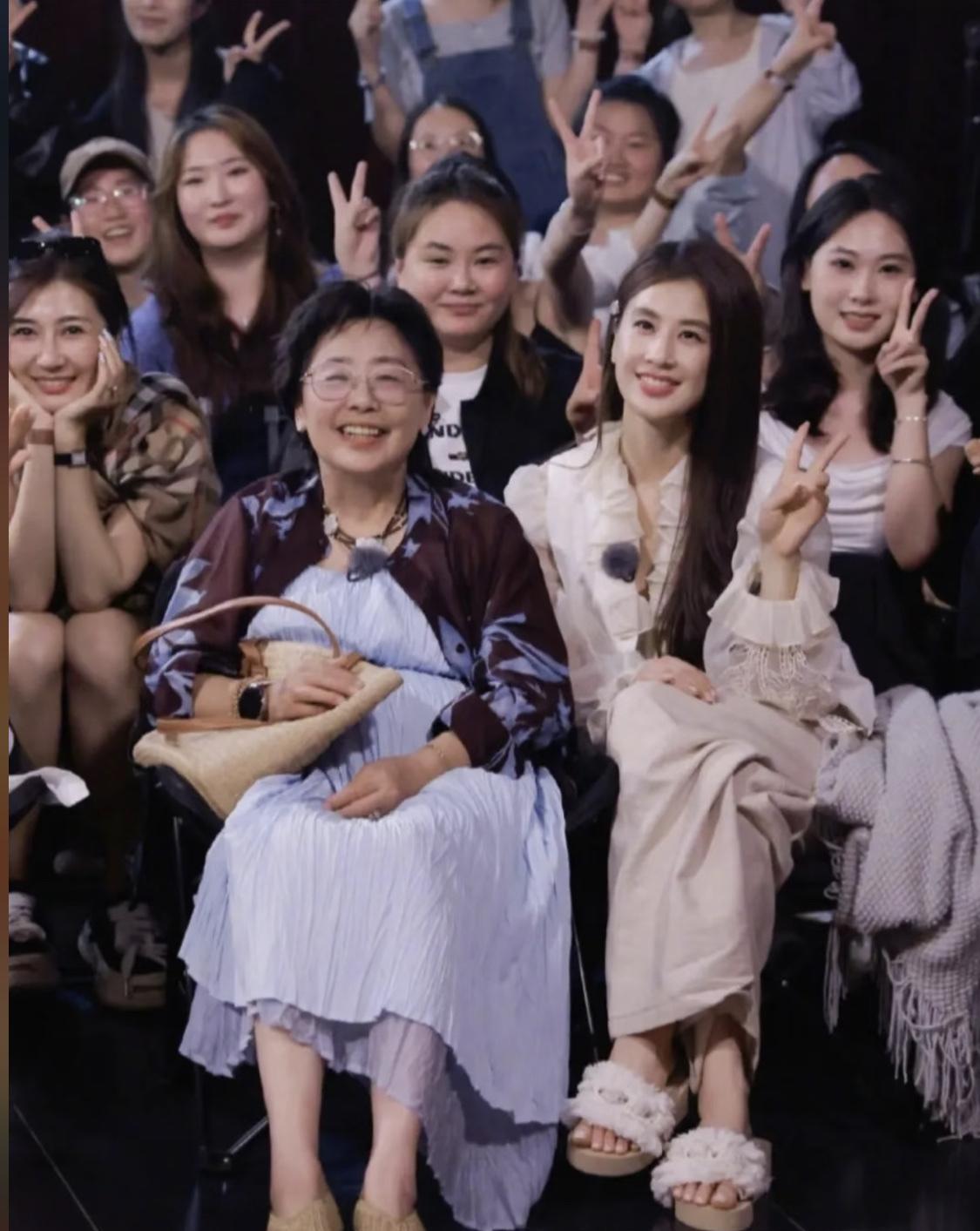 邓传理老师对黄圣依的托举真是拿得出手。黄圣依刚刚和扬子录制了#再见爱人4#，