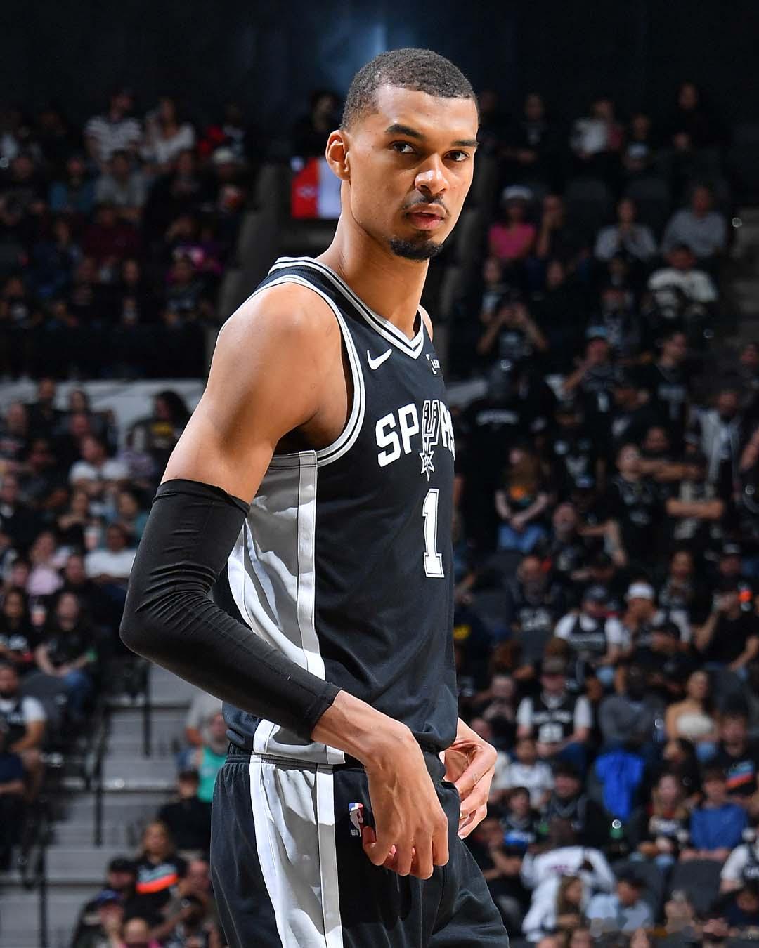 文班亚马保住常规赛评奖资格马刺主场对阵独行侠，文班亚马三节没打完已经出战20分