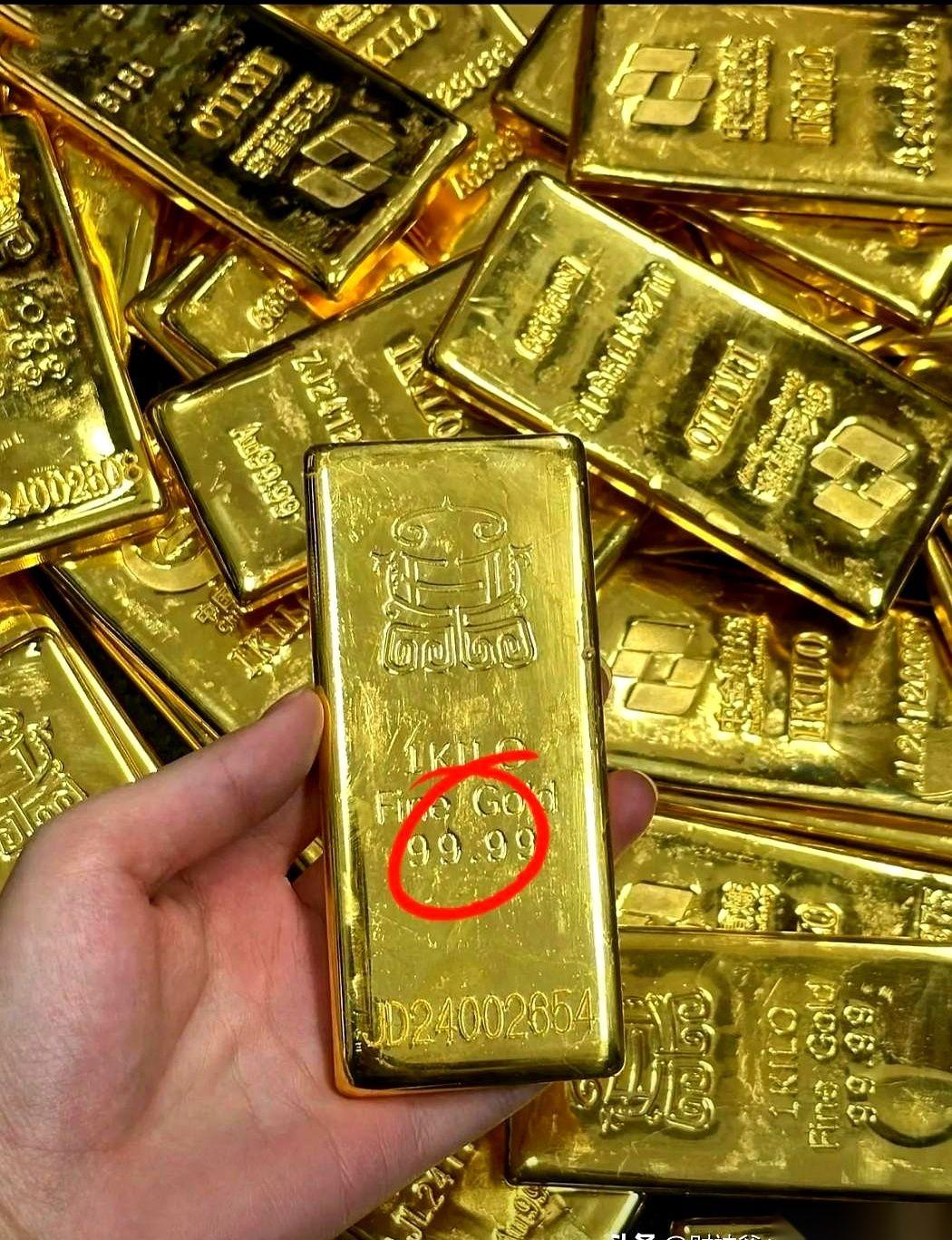 我那收了5年金子的大伯，昨晚在家族群里扔了句狠话，一下就炸了锅。他说：“手里有