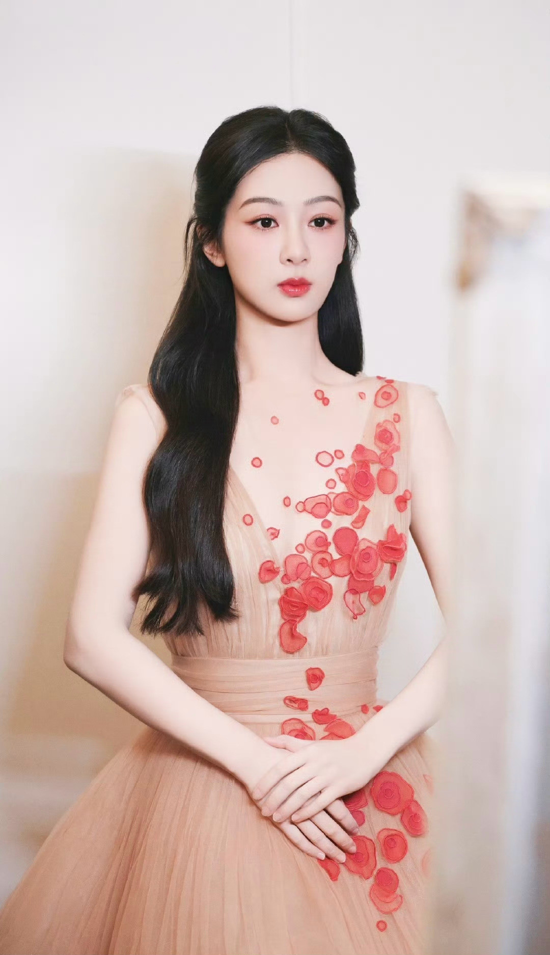 杨紫身着裸色繁花纱裙，优雅仪态尽显东方女性温婉之美​​​
