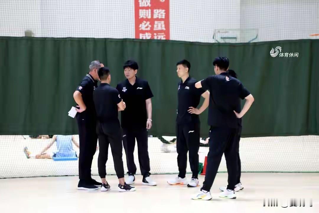 山东男篮已遭遇五连败，形势看上去颇为严峻，有三句话不吐不快：第一，山东男篮团队