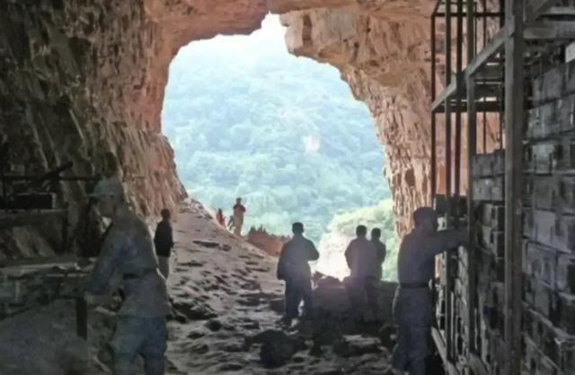 1940年，日军抓了一个村民，逼问八路军的物资藏在哪里，村民本想糊弄鬼子，就随