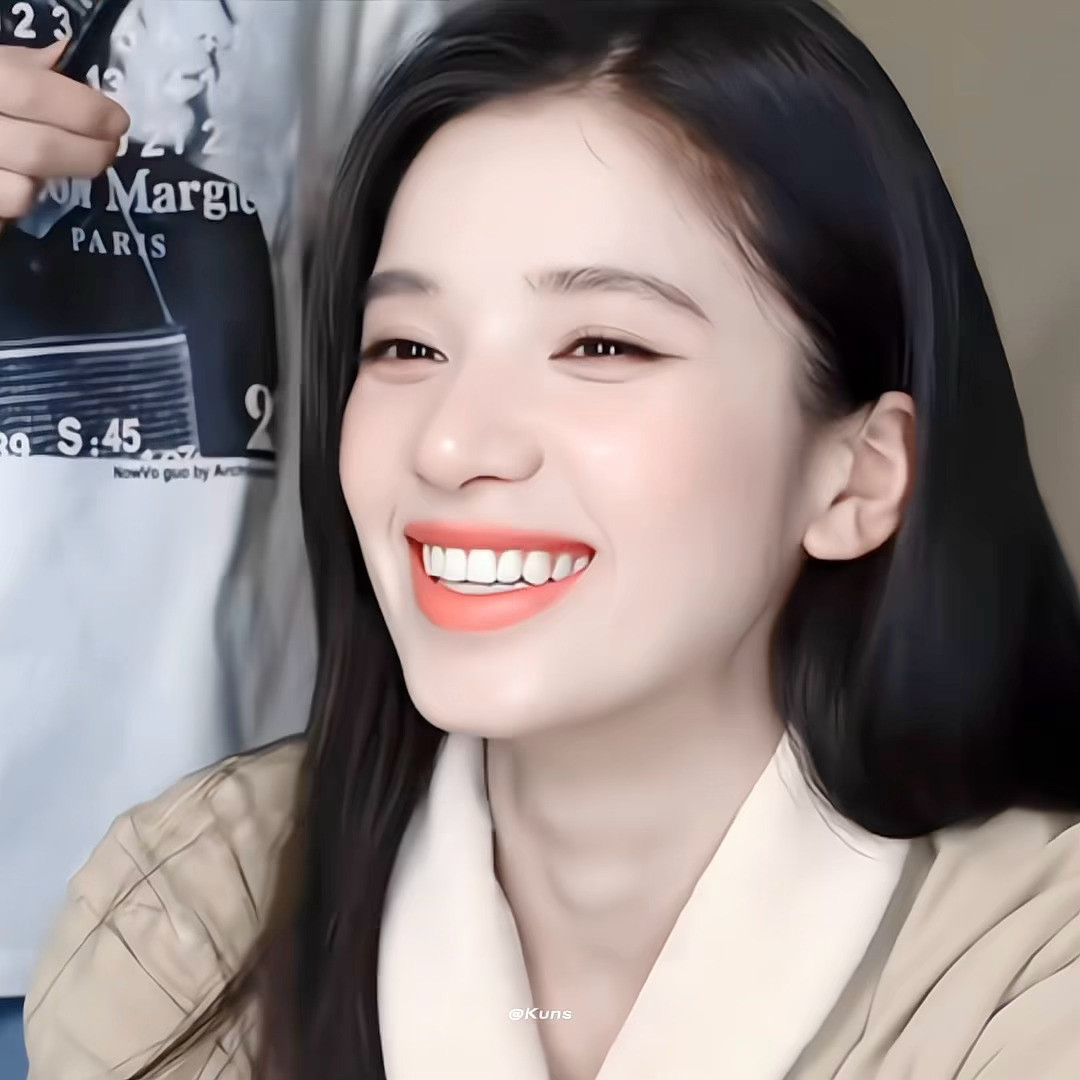 你是说她素颜就这么美吗！！婧仪怎么能美得这么轻松，素颜太权威了，简直在发光，已经