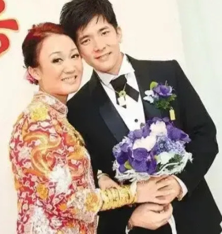 2007年，耄耋之年的何鸿燊因伤住院治疗。三太陈婉珍就安排专业护士邓诗咏陪护在侧