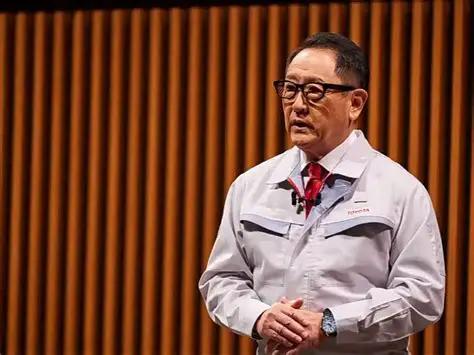面对新能源电动车的大潮流，日本丰田的董事长丰田章男最近忧郁发声，说：“我感到非常