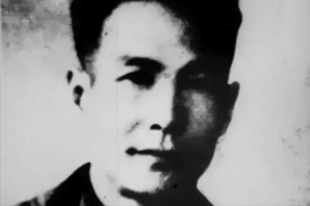 1948年，狱医刘石人到女牢诊病，一个女犯故意摔倒，刘石人赶紧去扶她，下一秒却愣