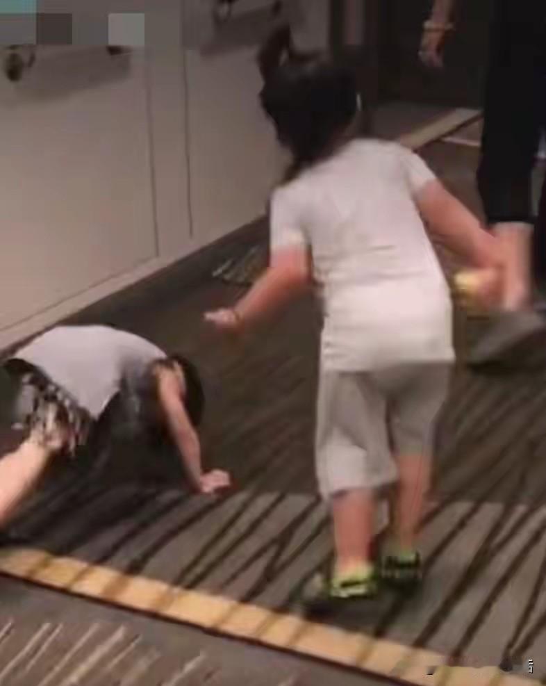 从小长大的两个小朋友，现在体重，身高都拉开了。郭汾阳就像一个大小伙子，又高又胖