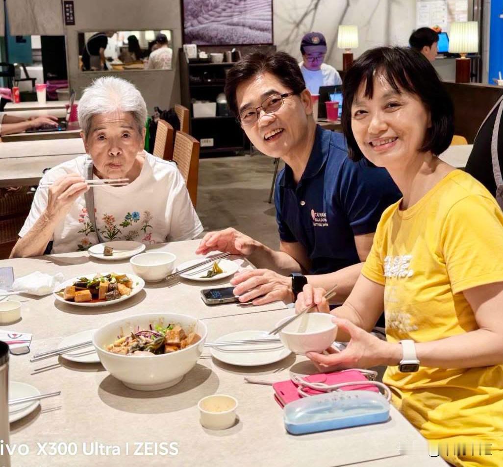国民党前秘书长黄健庭今（27日）在脸书发文表示，这几天热浪袭人，不敢带妈妈到户外