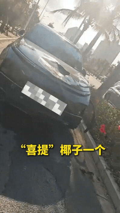 海南，一男子骑车时发现一辆车子违停在非机动车道上，本来还一身的怨气，可走到前面时