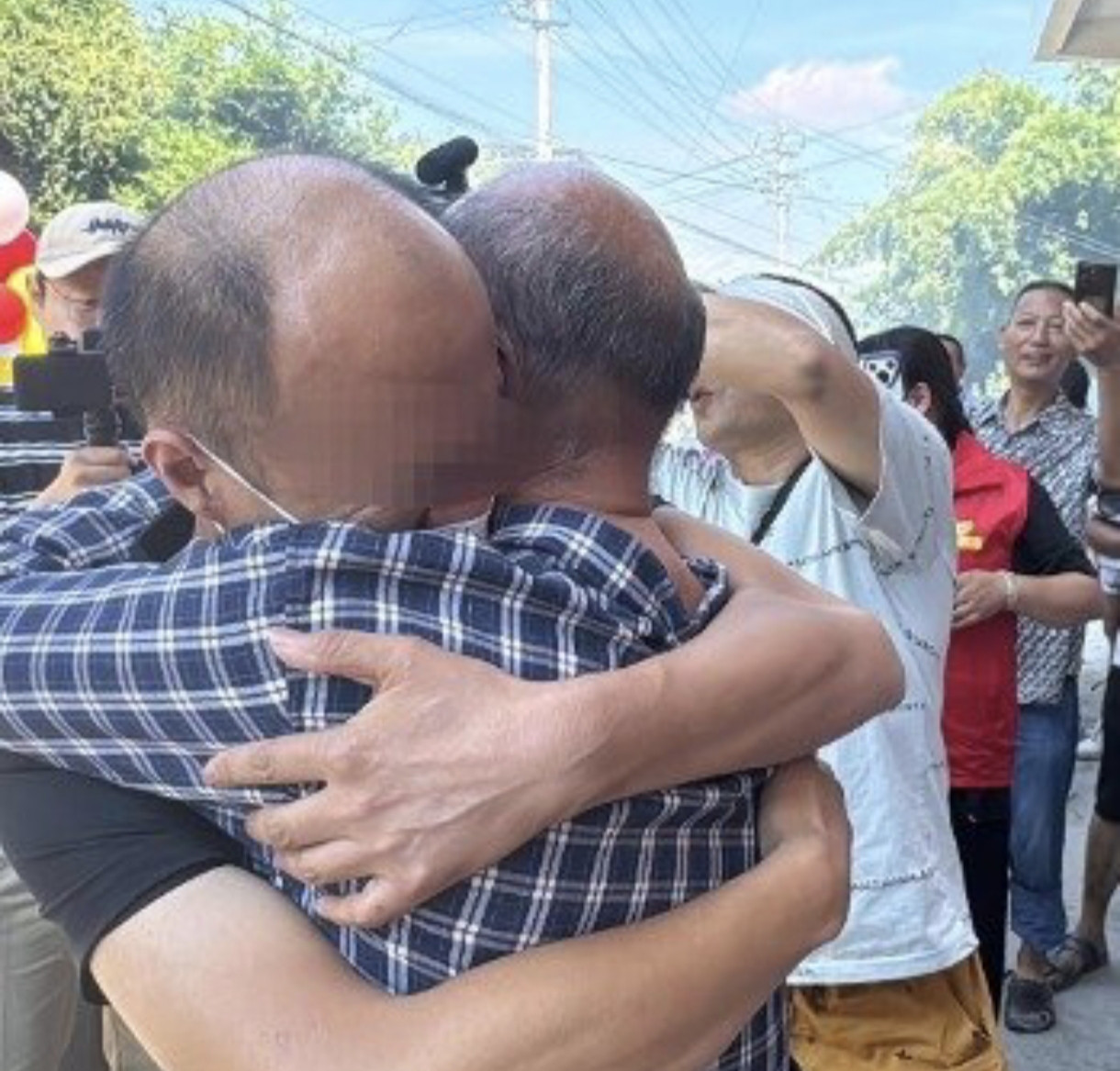 “真假儿子”闹乌龙！失散36年，真儿子驱车1600公里认亲，竟遇同母异父弟四川