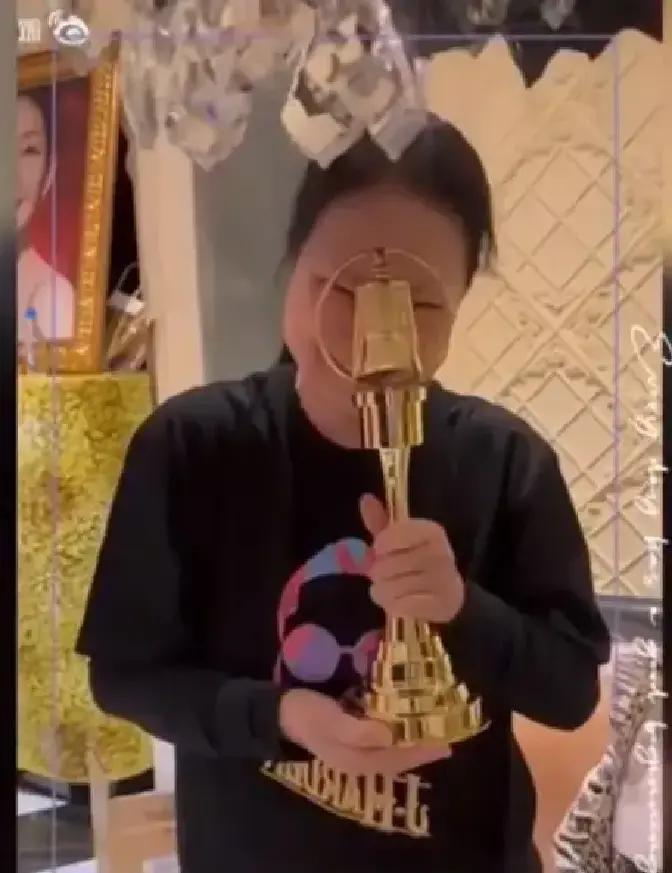 你以为大S离婚后会把豪宅里的照片全清掉？错了——她妈偷偷把那些陪她从杉菜变影后的