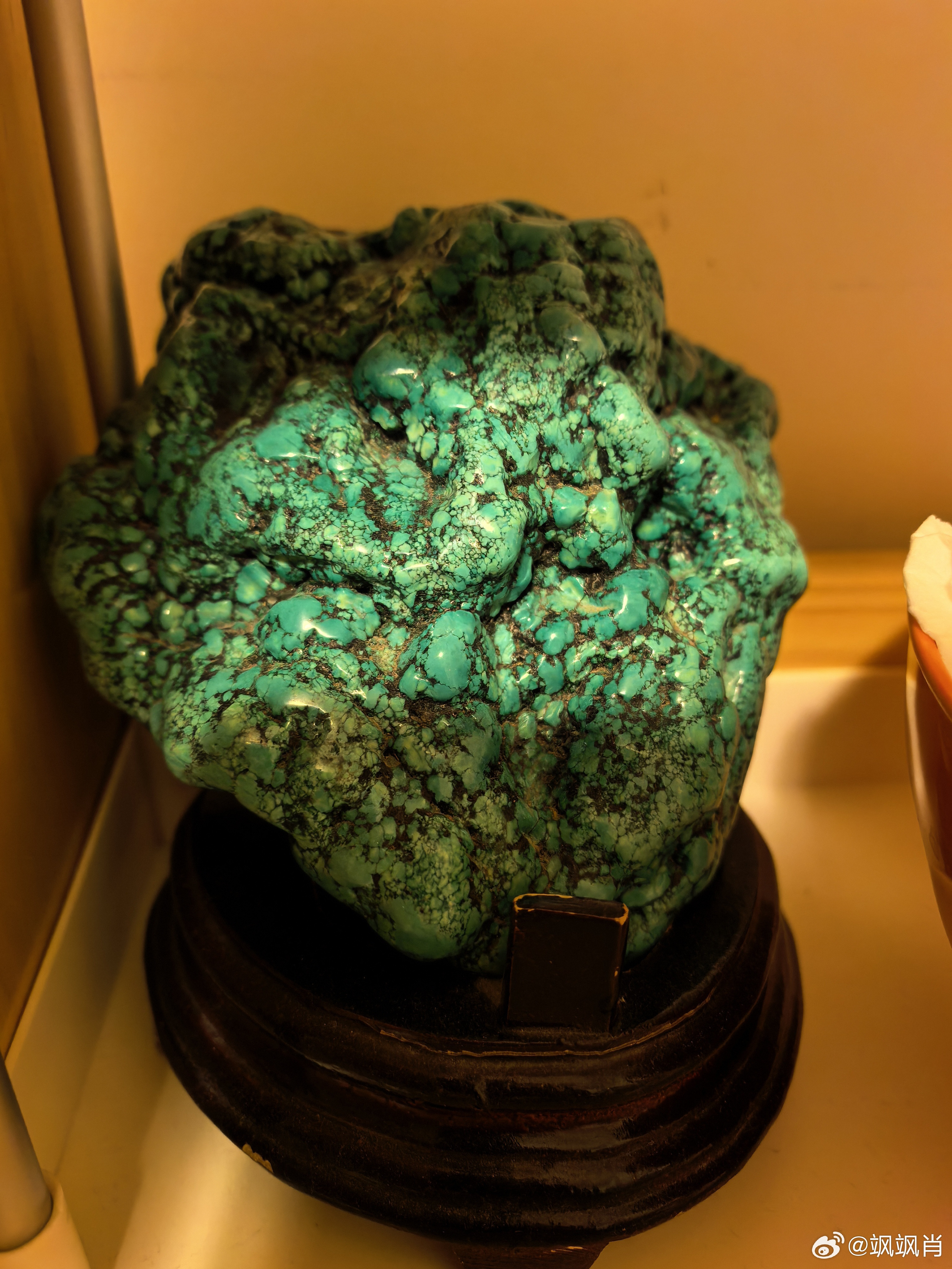 书桌上这款石头，想换成红色的，有推荐么？等值的最好，太贵了得添钱。财经