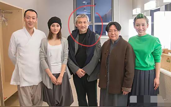中间这位大佬是谁啊！非常有气质