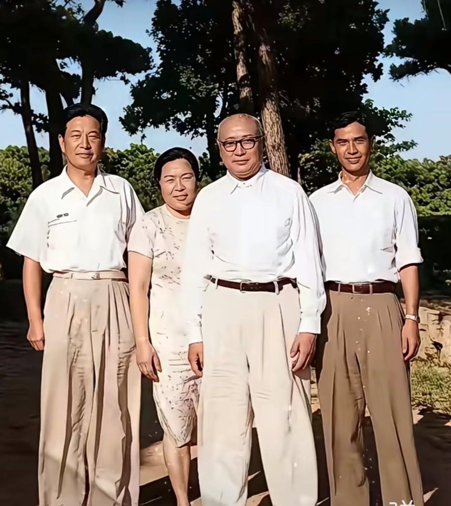 这是1957年北戴河，刘伯承元帅和夫人汪荣华的合影。不再是硝烟战场，山林之下，看