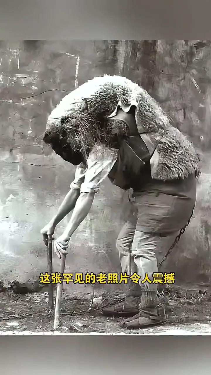 罕见老照片直击封建底层苦难：身披羊皮脚戴锁链，道尽时代的悲凉这张罕见的老照