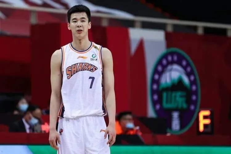 CBA新赛季即将开始，郭昊文居然无人问津，这情况有点意外。郭昊文之前在赛场上那也