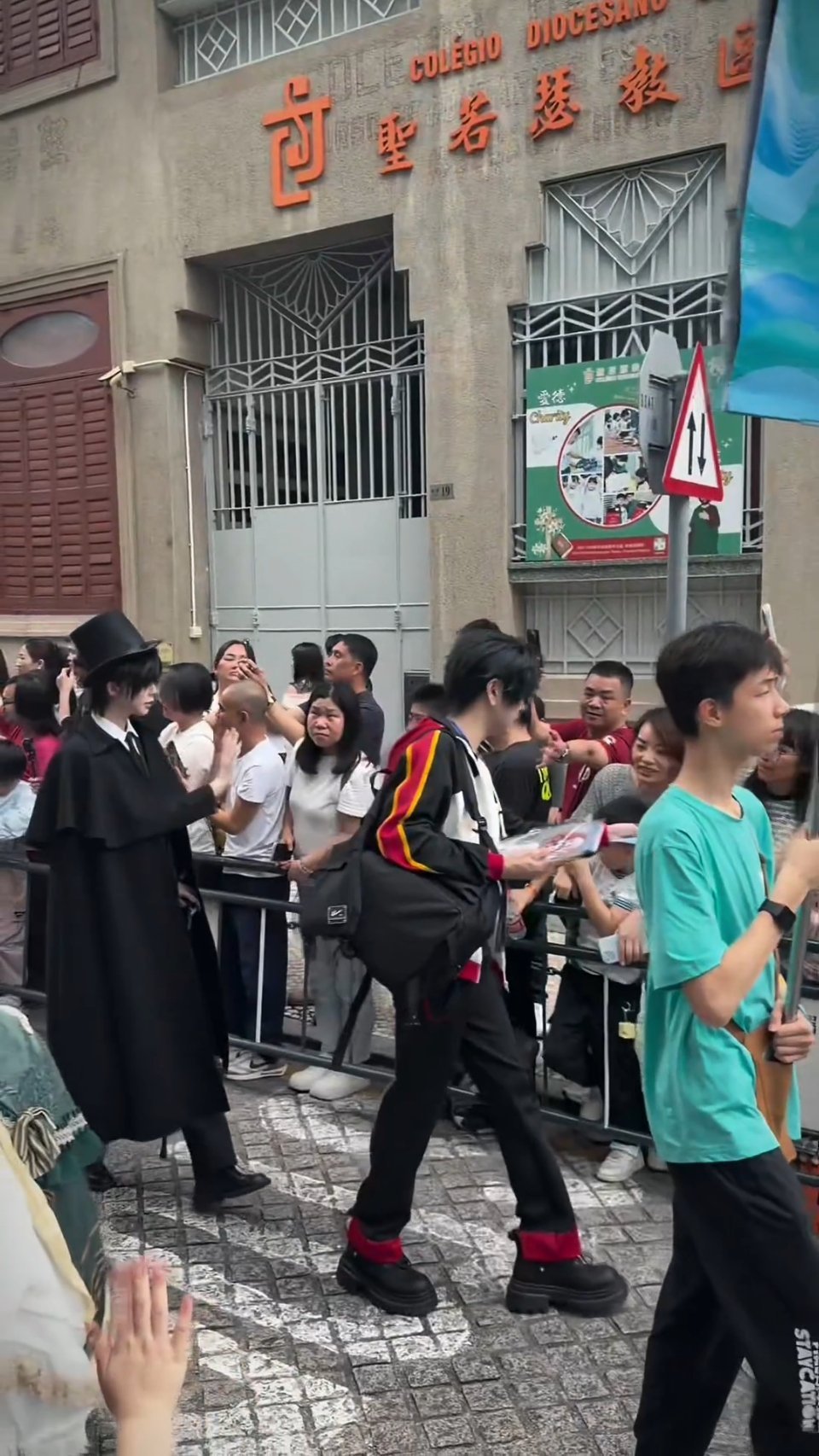 以为是旅游结果是漫游漫游进二次元世界了，叶修、克莱恩、李火旺、异人男团……好多