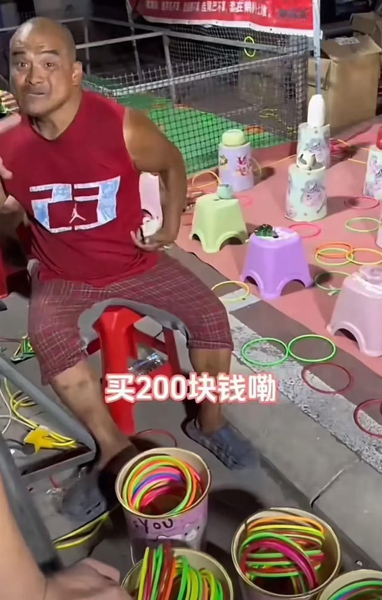 泪目！河北，残疾男子为了养家糊口，在路边摆“套圈”，但生意冷清没有开张，晚饭就干