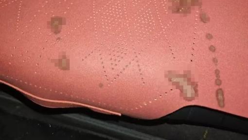 “太恶心了！”天津，网约车司机送完一对年轻男女后，往后座一看，竟发现后排坐垫上糊