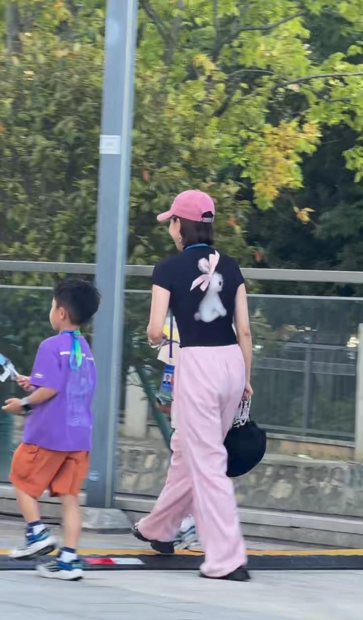 马龙老婆夏露真的好漂亮，带着两个儿子，儿子也很懂事，好温馨的画面，龙嫂把家里打理