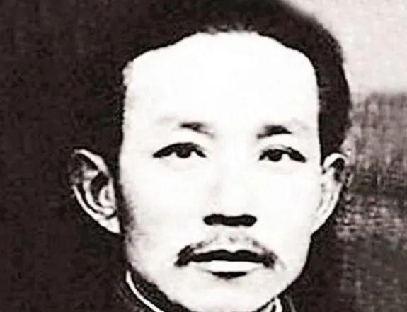 1943年，新四军团长汤景延叛变，打死3名新四军战士后，带着600多人投靠日军，