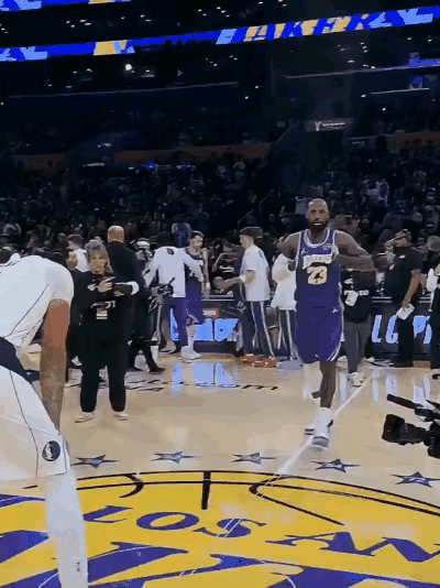 詹姆斯太有意思了！看见浓眉在热身，他唱着小曲哼着哥慢慢的走到浓眉身后，抚摸了一下