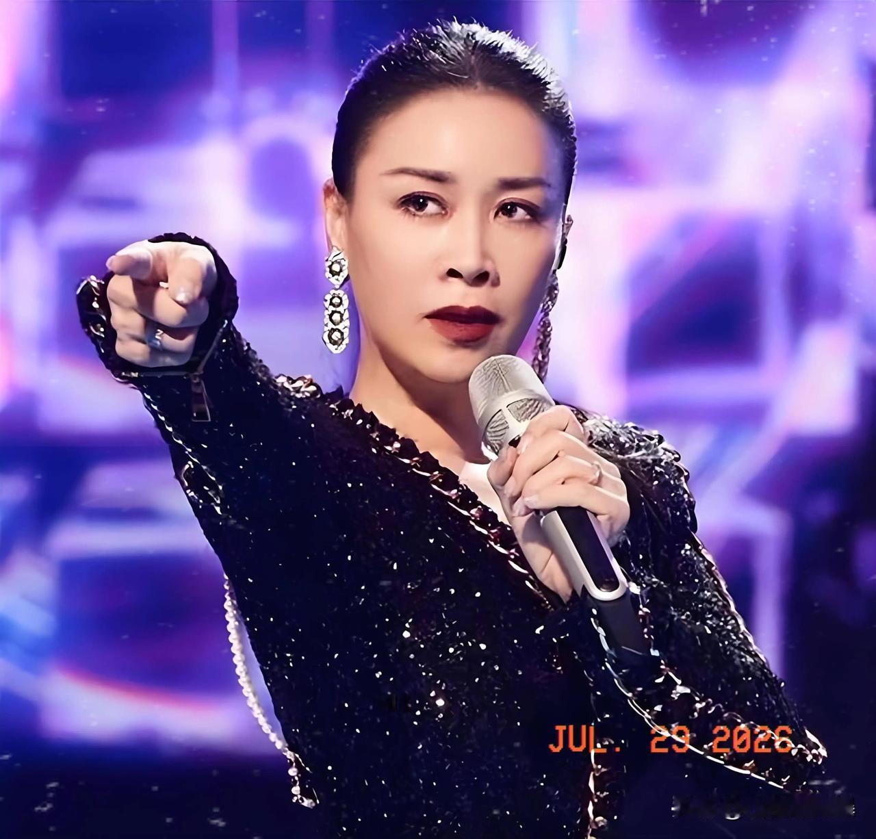 那英直播连线时脱口而出，在网上炸开了锅，很多人盯着那句“败家玩意儿”不放，觉