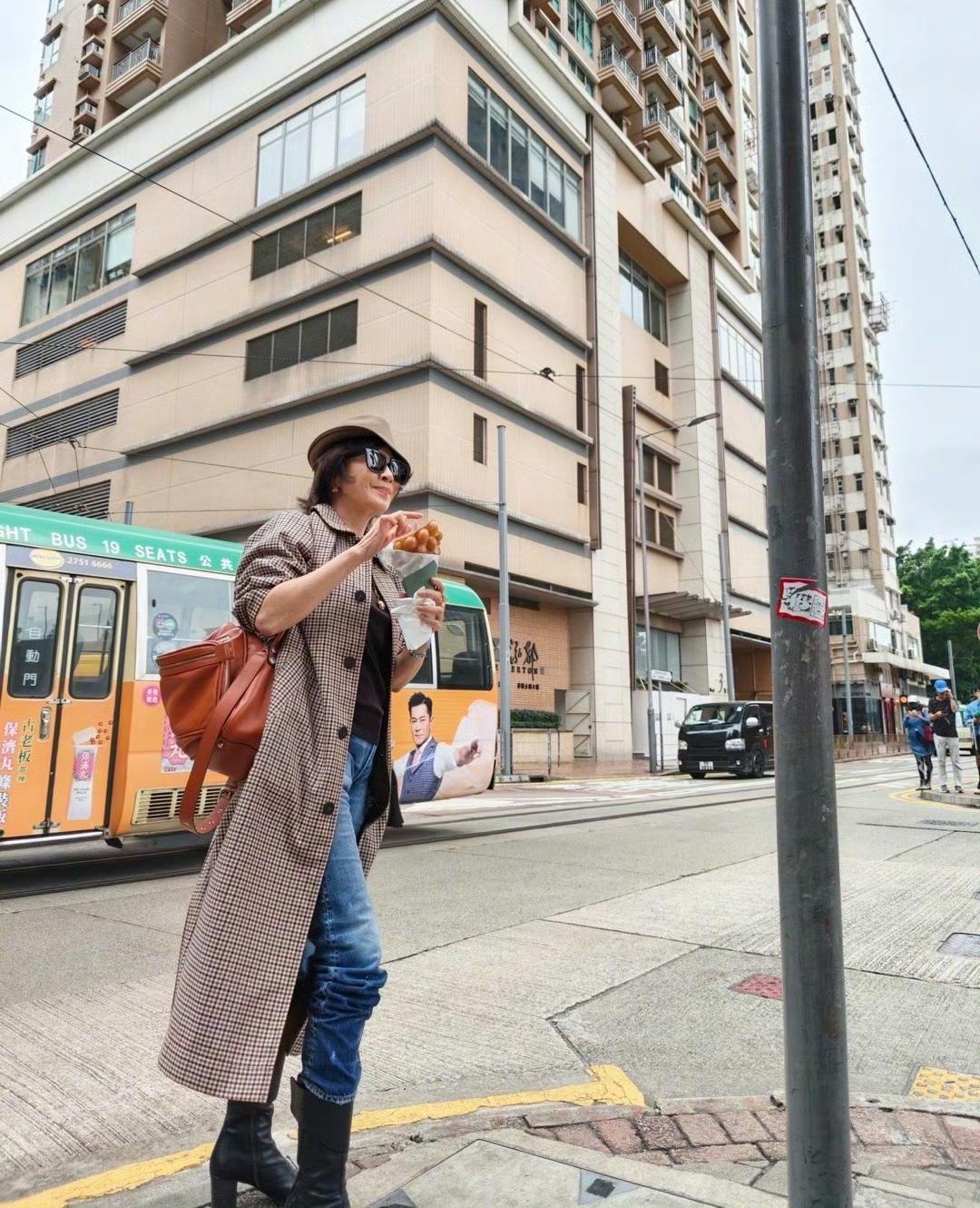 一路繁花2香港站，刘嘉玲的格子大衣造型，把我吸引住了……格子大衣搭配破洞牛仔