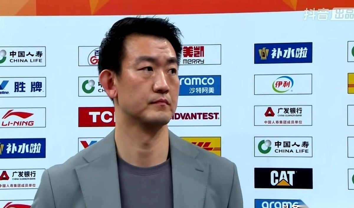 广厦队的常规赛收官战打完了，但看台上那双眼睛最关心的那个人，始终没穿上...