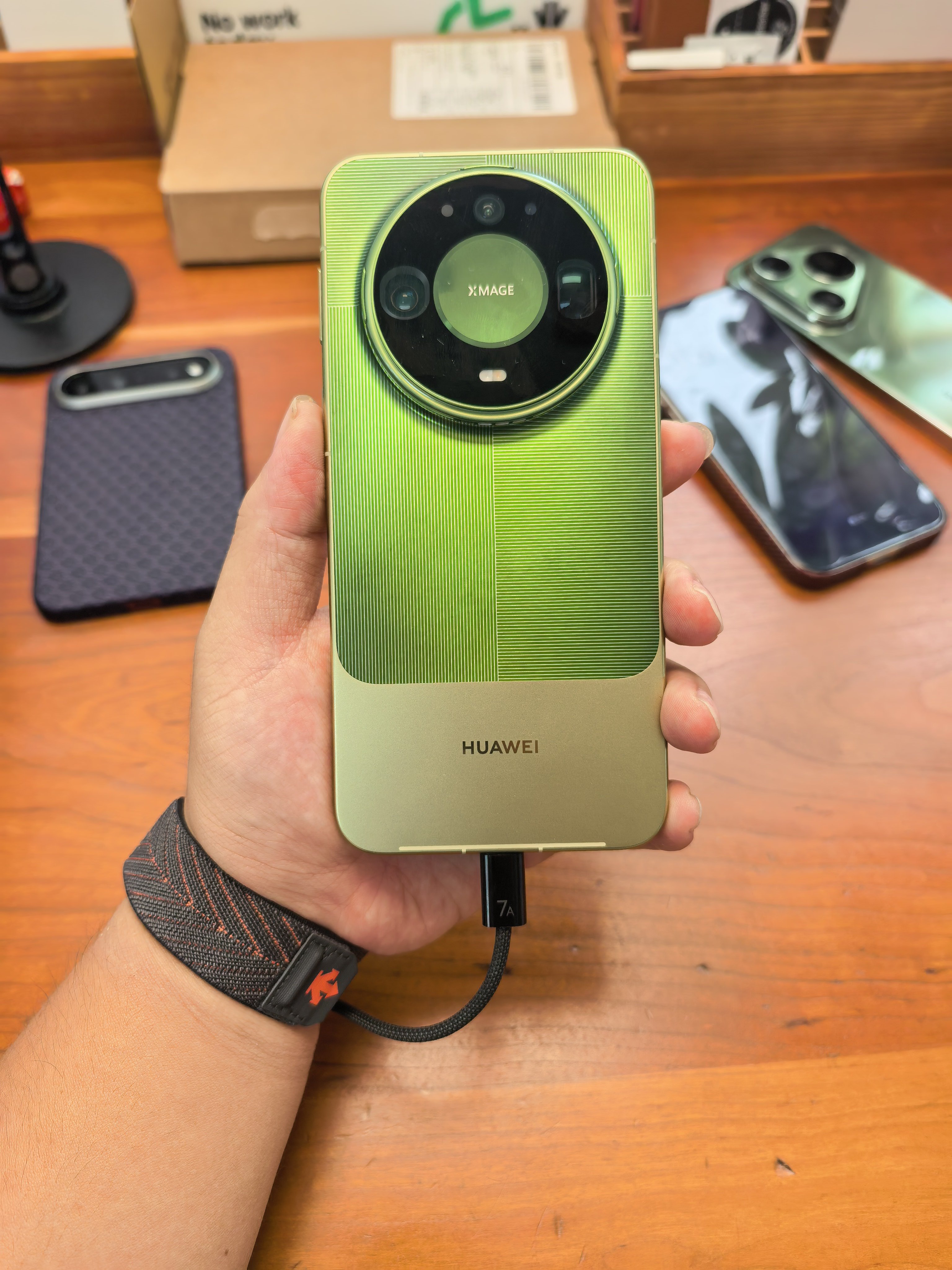 华为Mate90ProMax的最高配色实机真的没那么难看，反而越看越有味