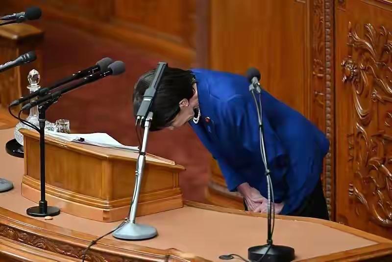 综合消息，高市早苗位置不保，要提前下台了。直接原因是涉非法收受政治资金。在日