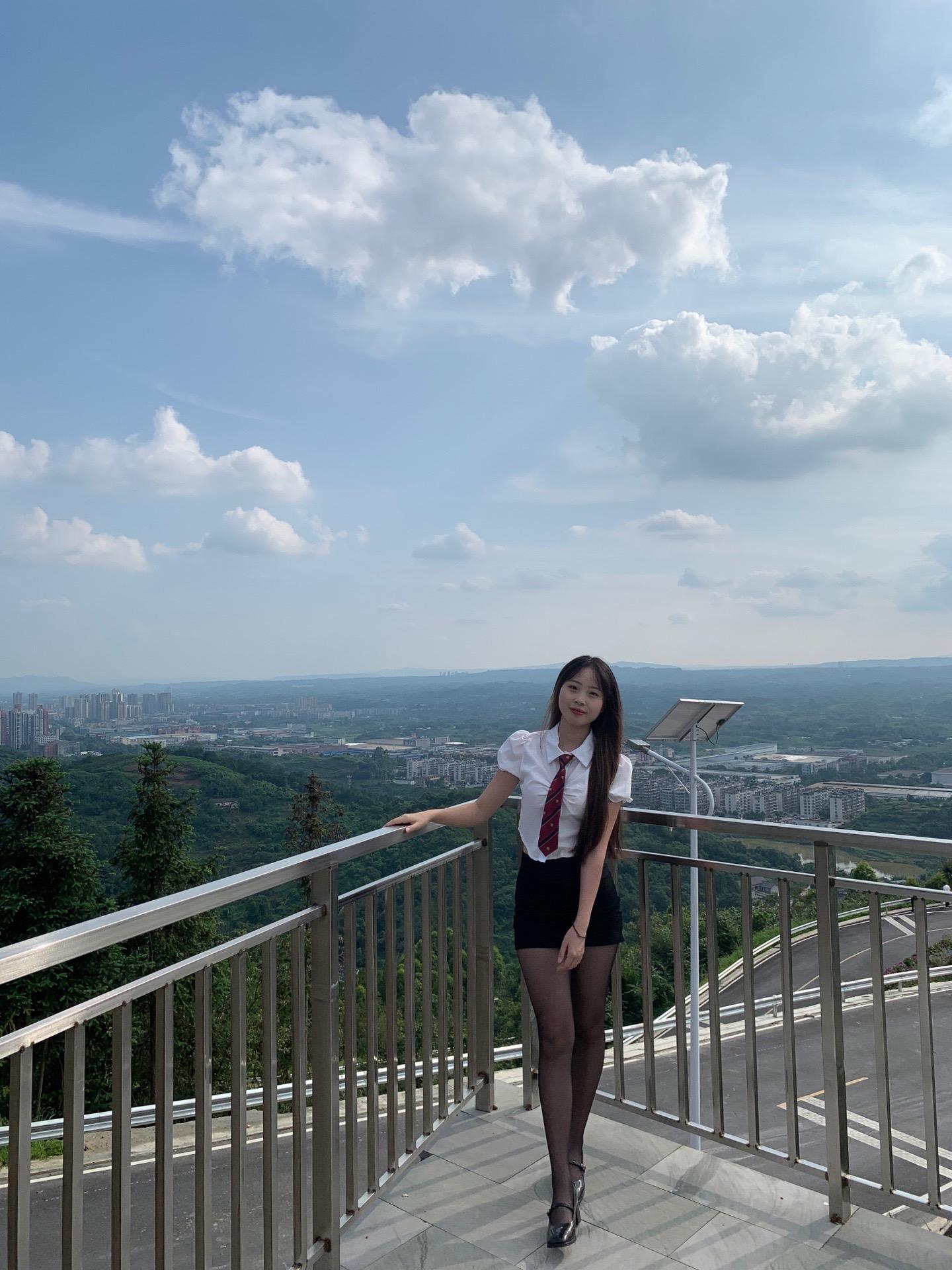 乖乖穿上了裙子变成了乘乘