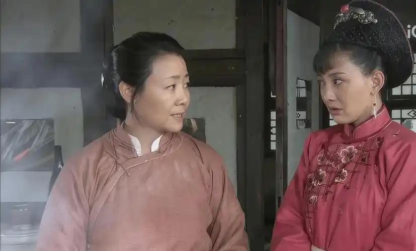 曾经的婆媳18年后再相聚，可惜如今谁也不认识谁。《冬去春来》里，萨日娜饰演徐
