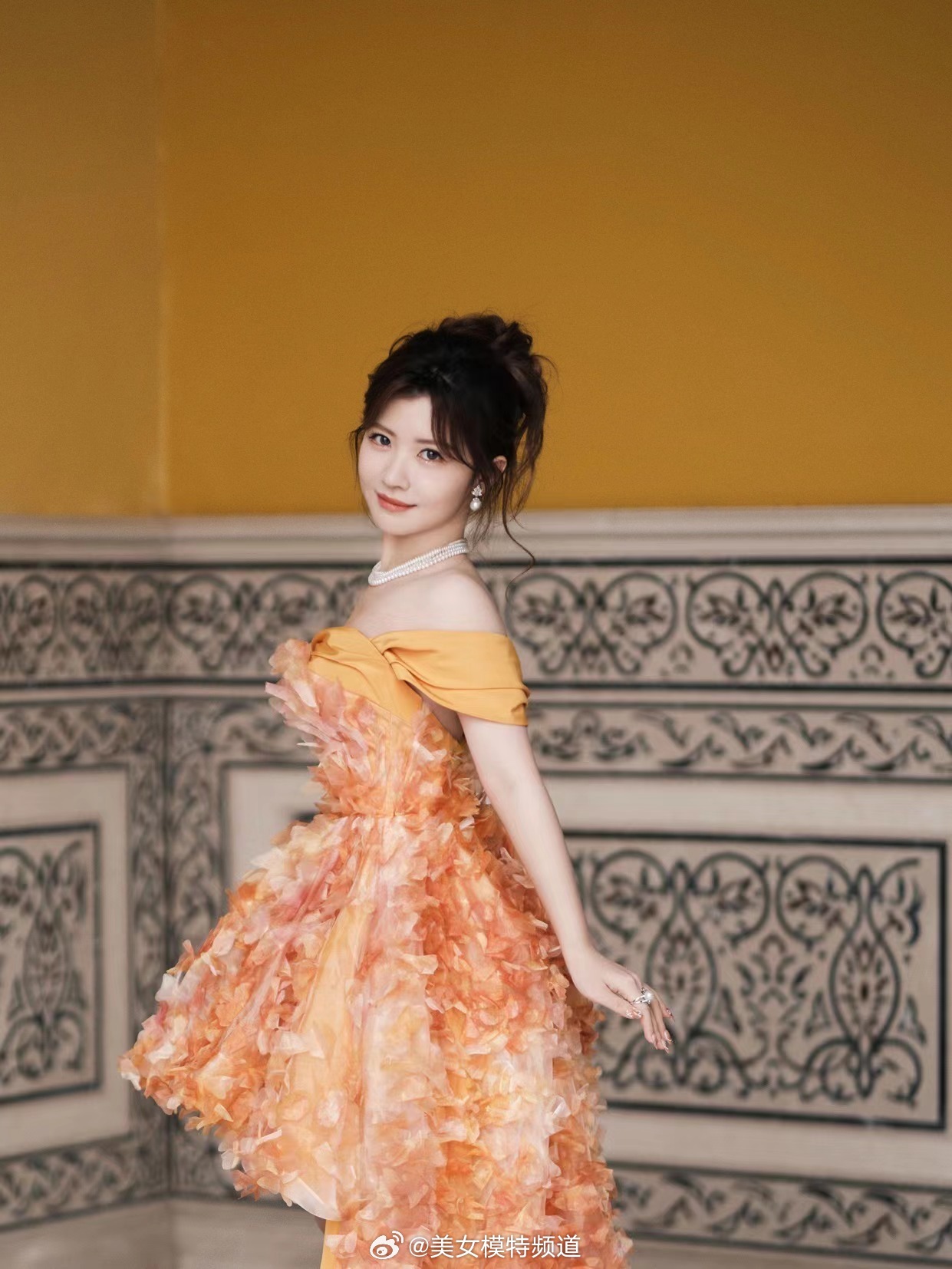 赖美云一抹花朵长裙甜美可人