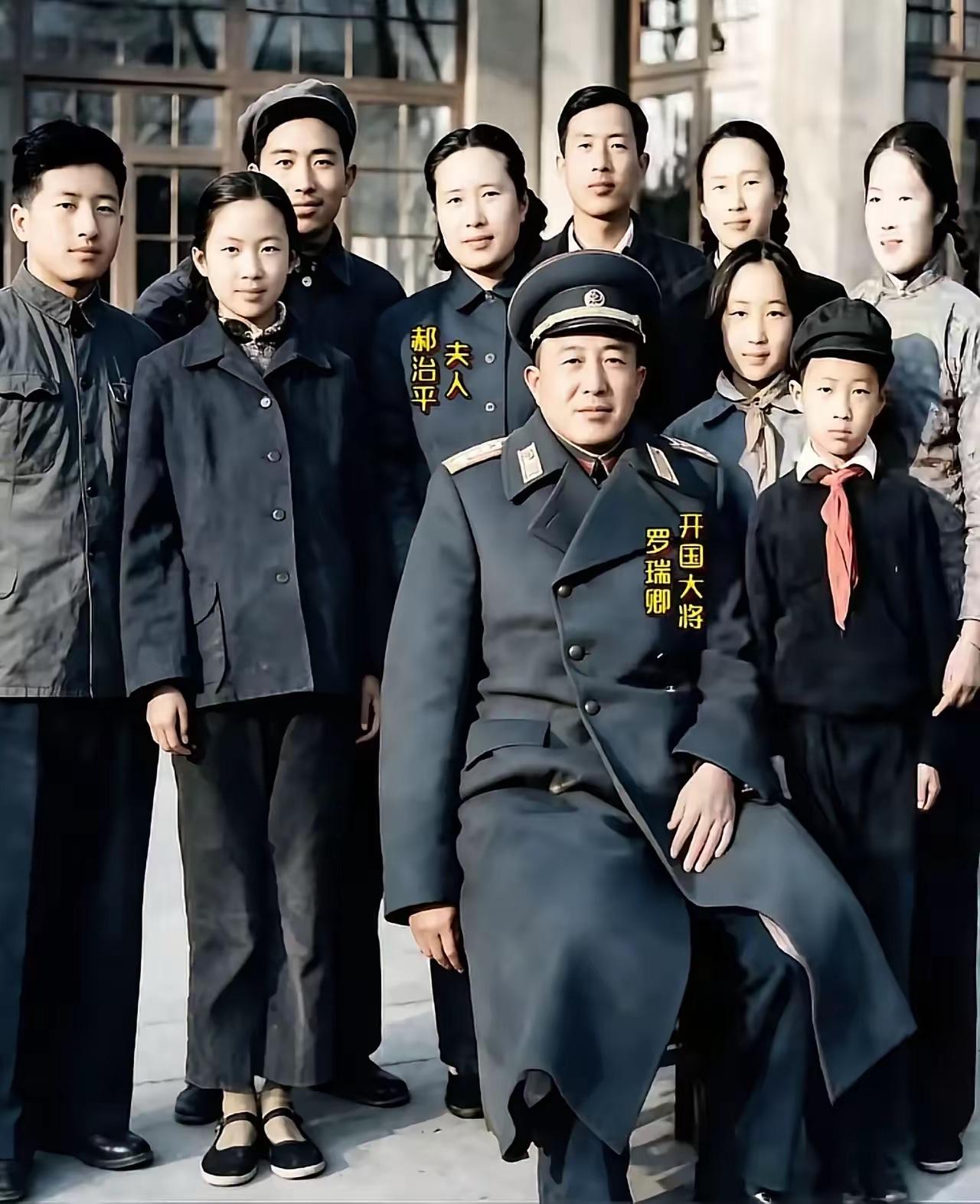 上世纪50年代末，开国大将罗瑞卿一家人拍下的珍贵全家福。端坐前排正中的便是罗瑞卿