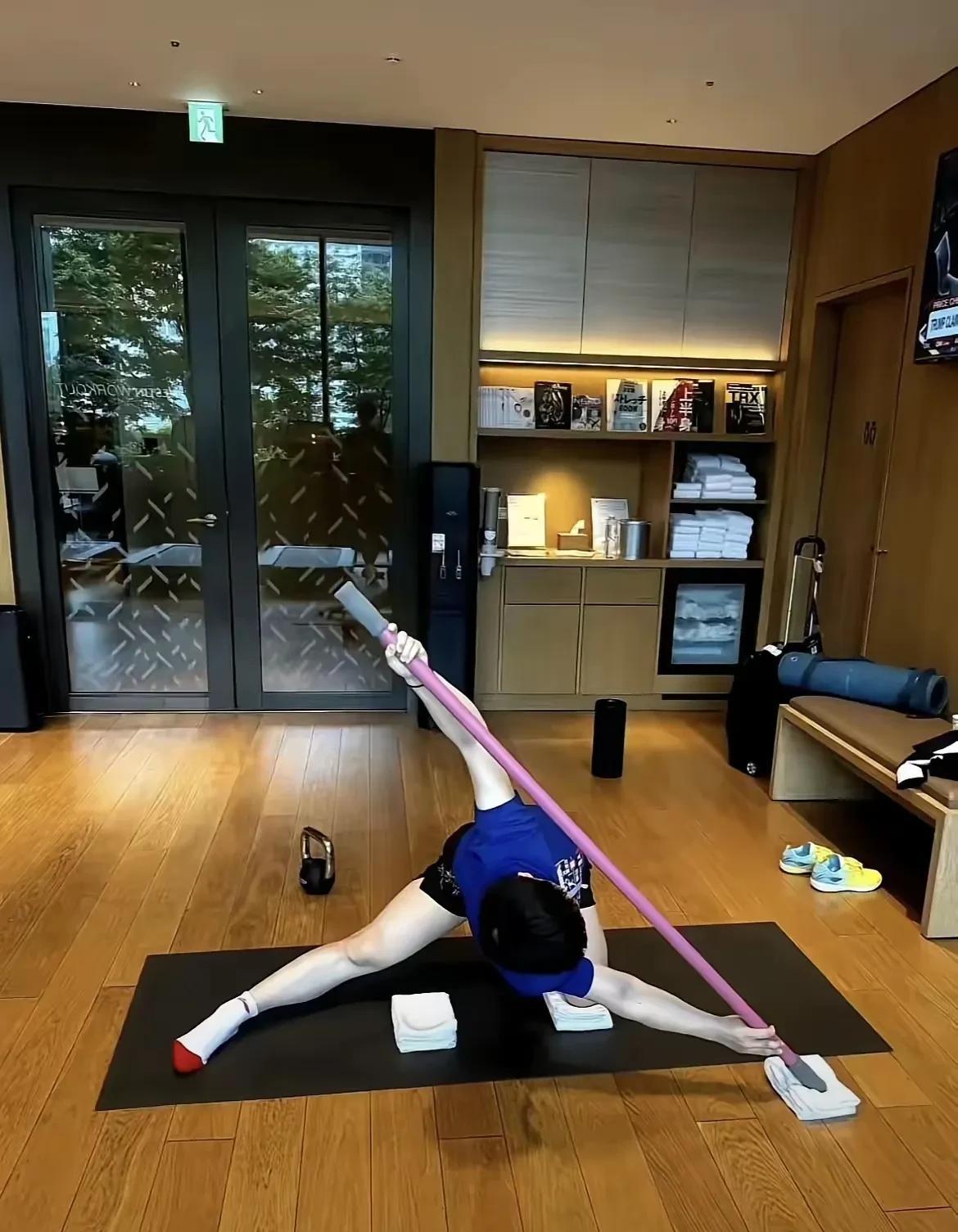 大家都知道王楚钦的一字马，却不知道，孙颖莎也是柔韧高手！看到了吗？莎莎只需要