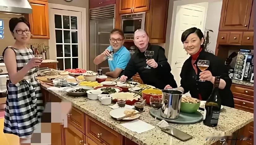 冯小刚徐帆豪宅宴客照，菜肴丰盛，布置讲究，两口子笑得真惬意网上流传着一张照片