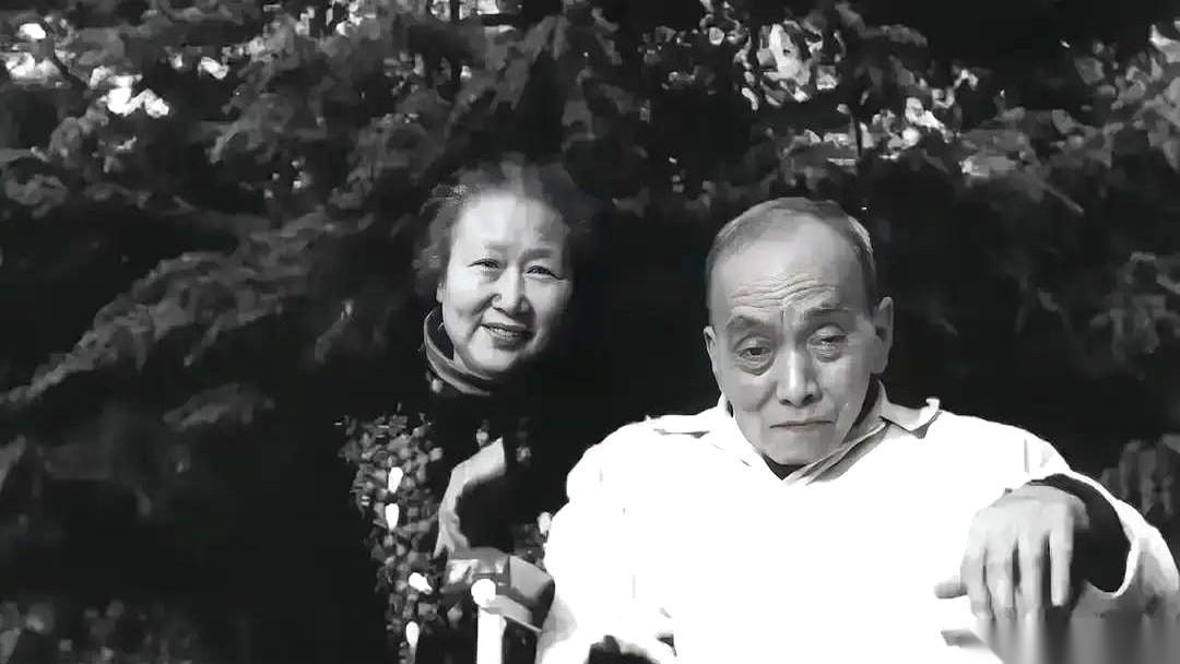 枪毙前几个小时，死囚突然捂着肚子说要拉屎。看守嫌臭没跟进去，十分钟后推开门一看
