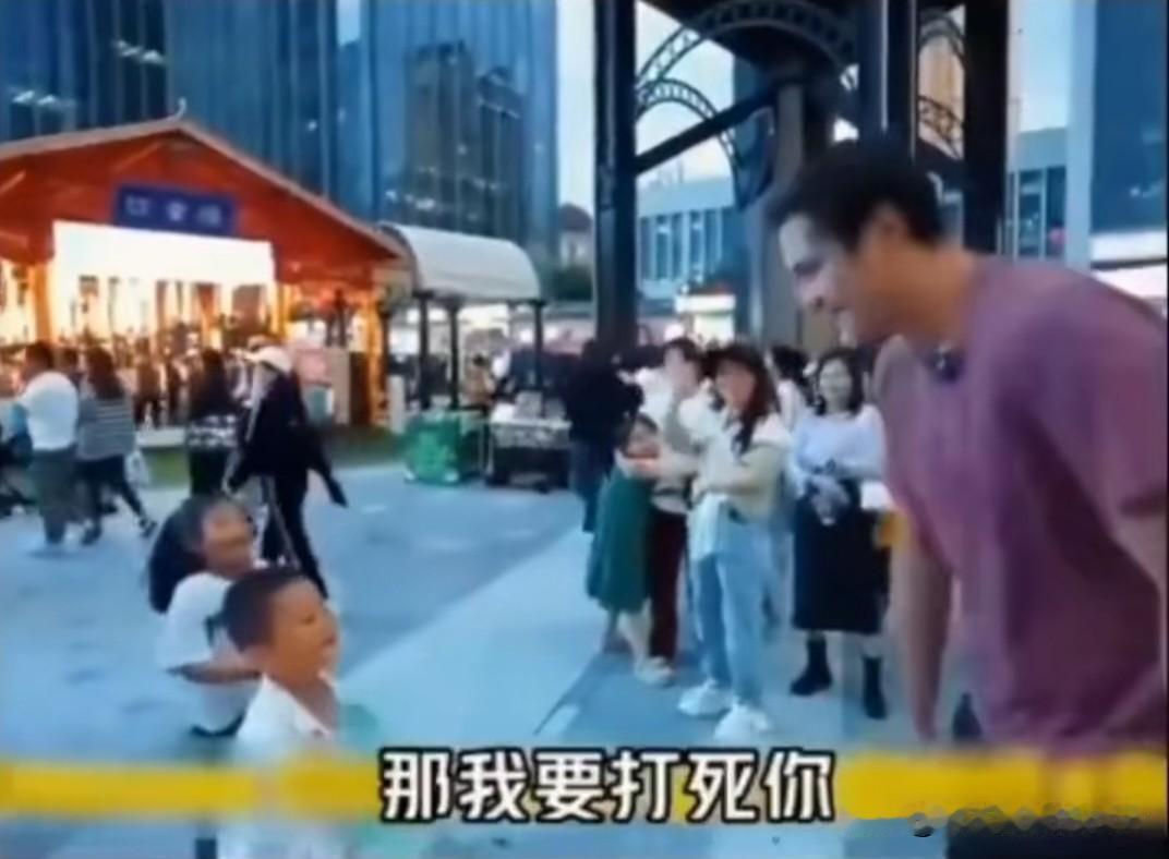 中国小孩哥爱国心满满！外国一小伙到中国旅游，在街上被一小男孩发现。小男孩